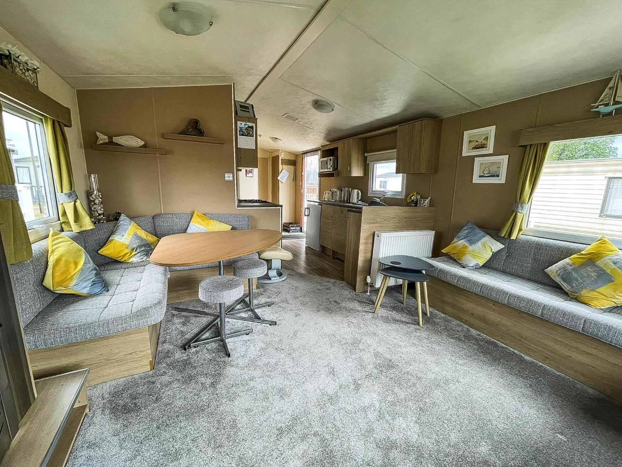 Brilliant 6 Berth Caravan With Decking At Heacham Beach Park Ref 21031A Hotel Exterior photo