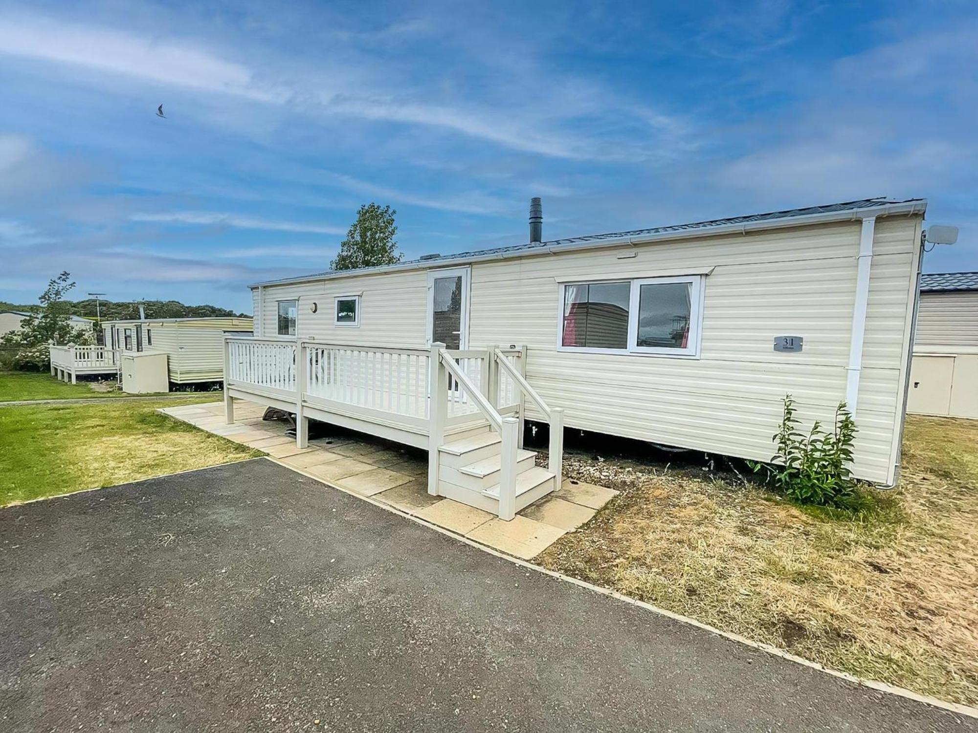 Brilliant 6 Berth Caravan With Decking At Heacham Beach Park Ref 21031A Hotel Exterior photo