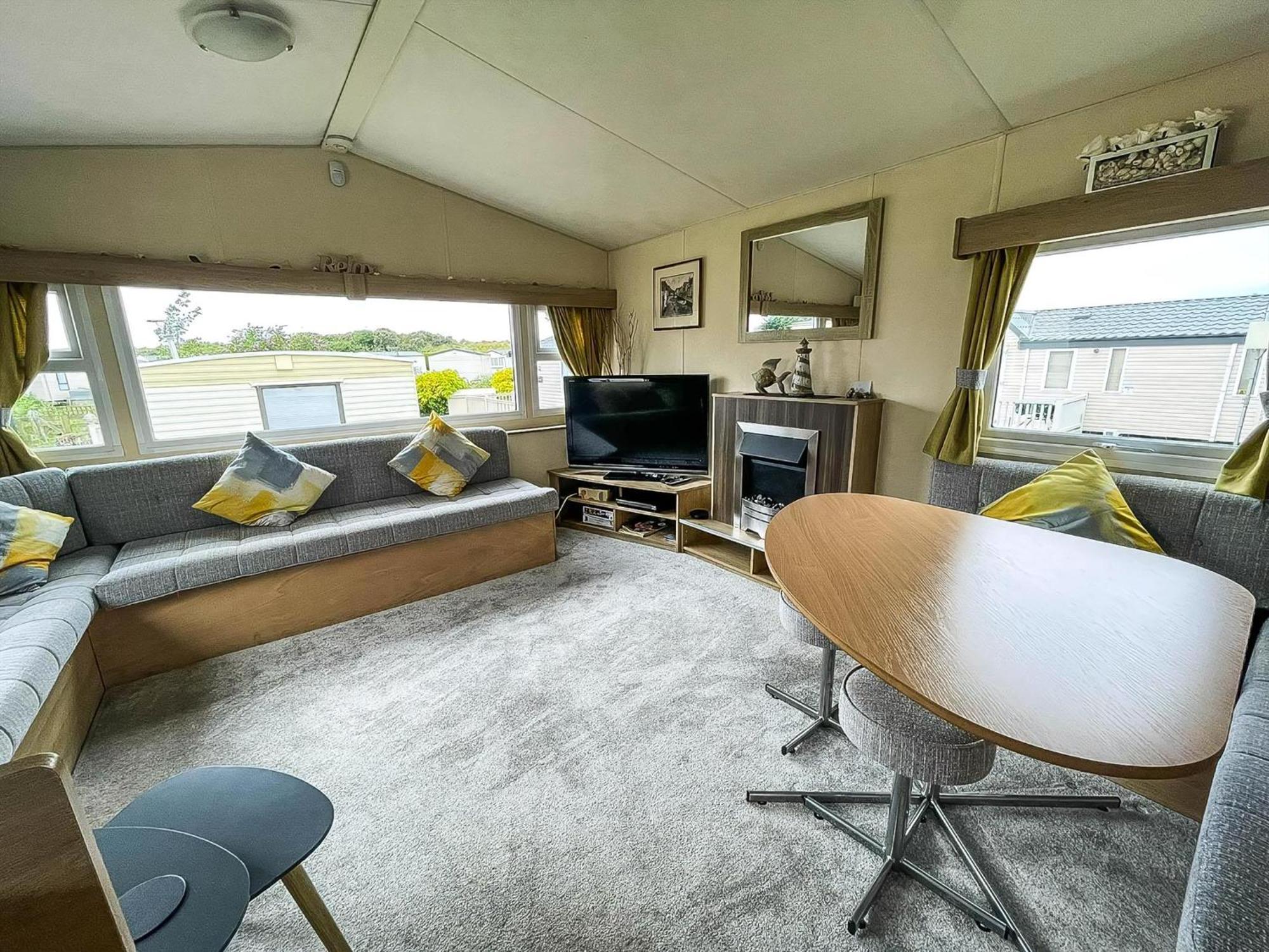 Brilliant 6 Berth Caravan With Decking At Heacham Beach Park Ref 21031A Hotel Exterior photo